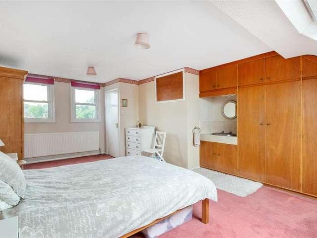 House for sale in London Borough of Merton, Raynes Park