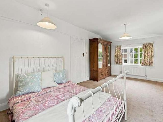 House for sale in Sutton