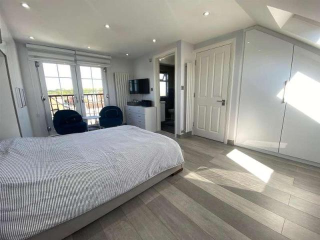 House for sale in Chingford Mount, Highams Park
