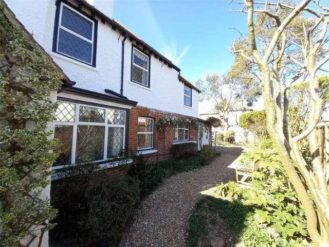 House for sale in Shepperton, Spelthorne