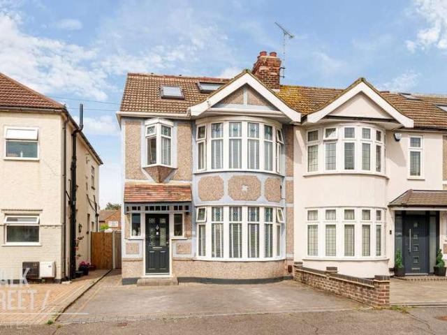 House for sale in Elm Park, Greater London