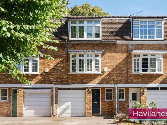 House for sale in Bush Hill Park, Greater London