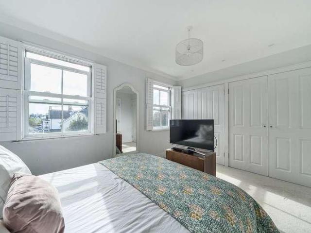 House for sale in The Hamptons, Greater London