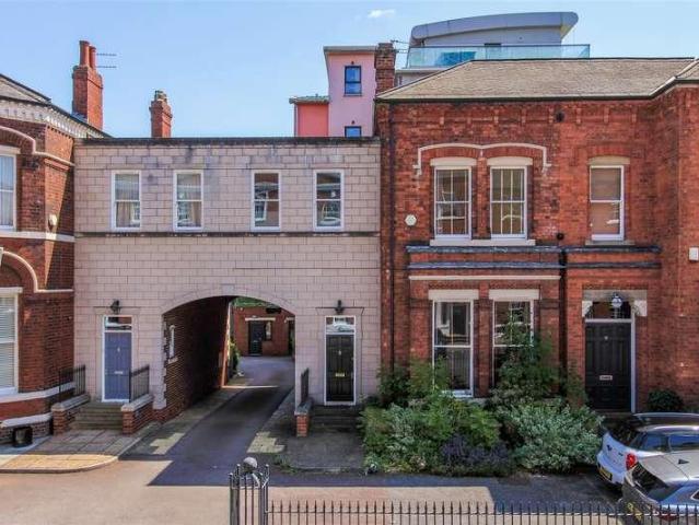 House for sale in Wrenthorpe, West Yorkshire