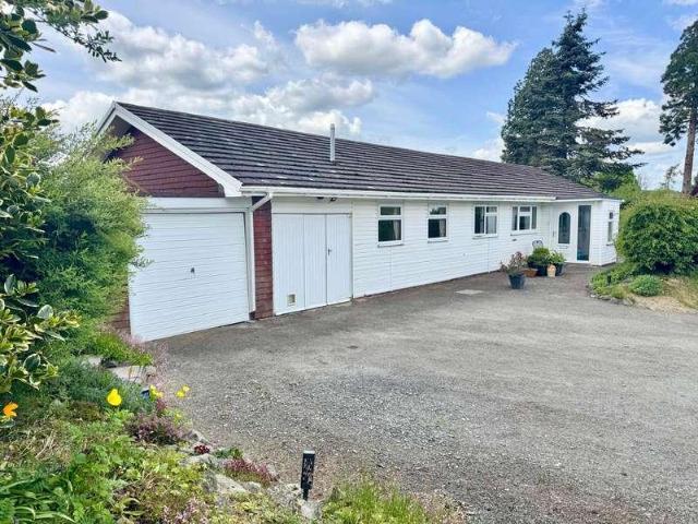 House for sale in Llanfihangel Rhydieithon, Wales