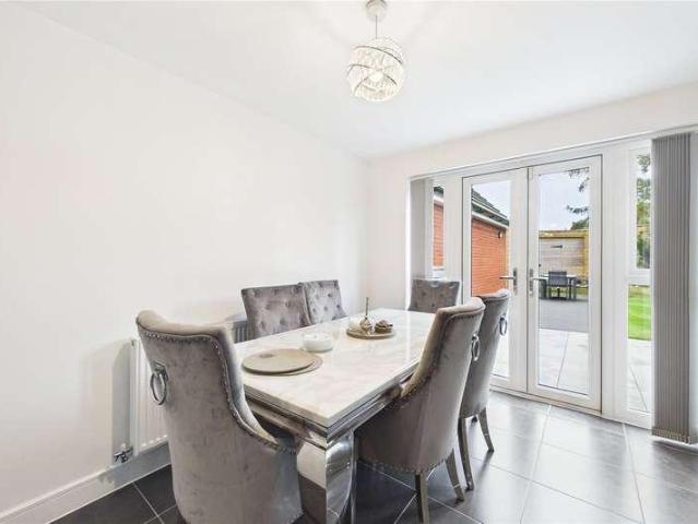 House for sale in Ryeish Green, Spencers Wood