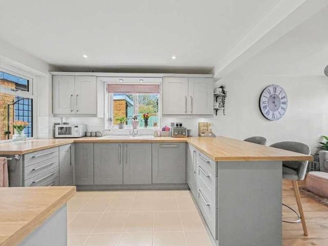 House for sale in Overslade, New Bilton