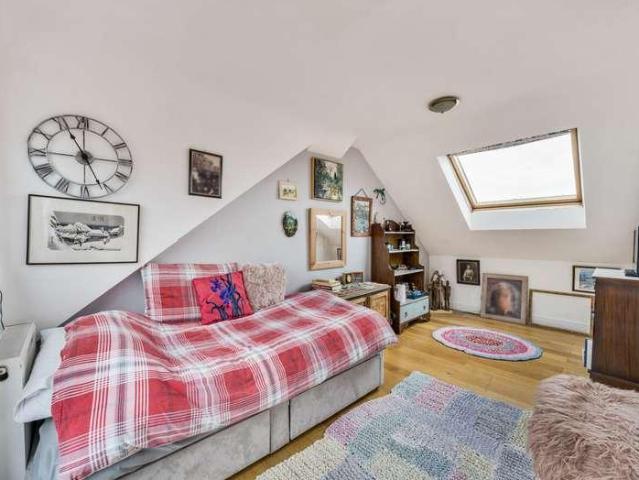 House for sale in Swallowfields, Elmbridge
