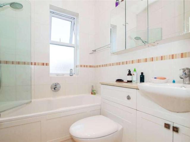 House for sale in Teddington, Hampton Hill