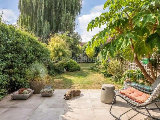 House for sale in Motspur Park, Greater London
