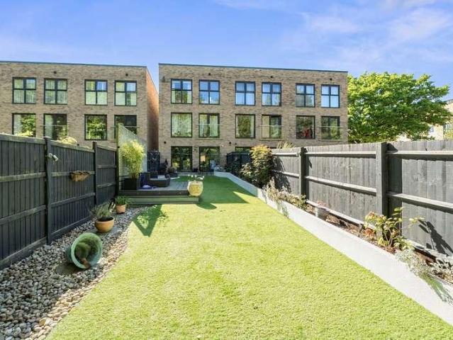 House for sale in Denham