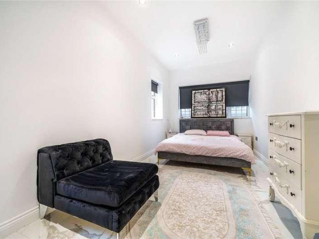 House for sale in High Barnet, Greater London