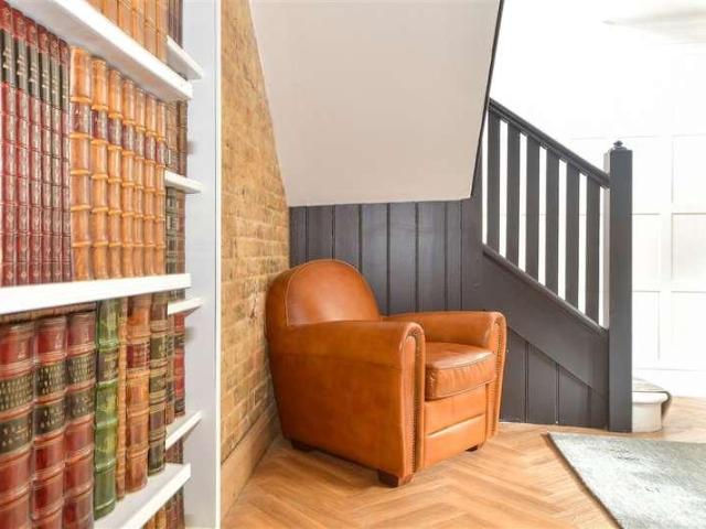 House for sale in Hillview, Surrey