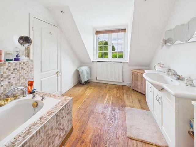 House for sale in Caterham on the Hill, Hillview