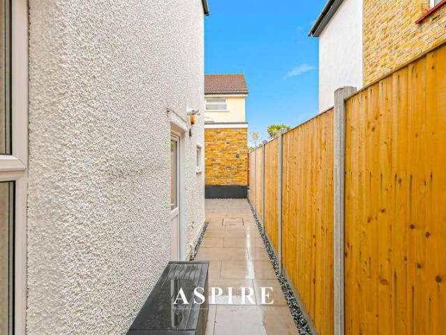 House for sale in Leigh-on-Sea, Alton Barnes