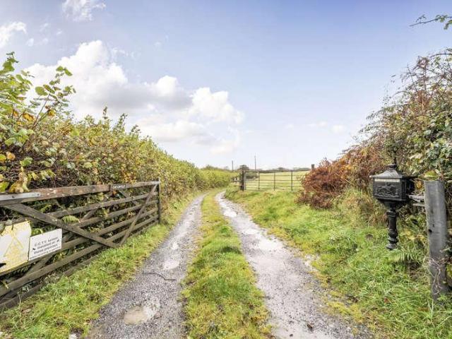 House for sale in Llangyndeyrn, Meinciau