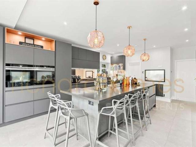 House for sale in Mill Hill, Greater London