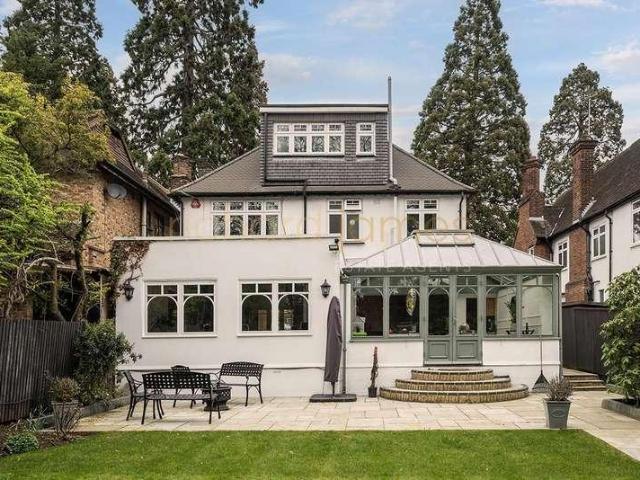 House for sale in Little Stanmore, Greater London