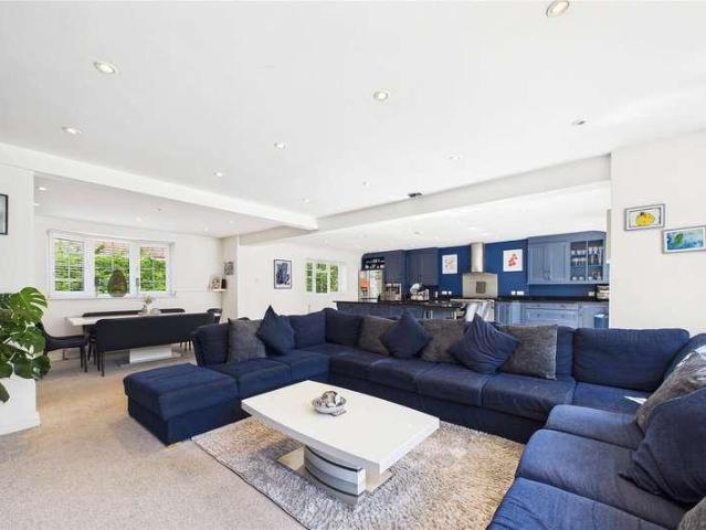 House for sale in Heol-las, Surrey