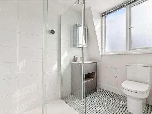 House for sale in Summerstown, Greater London