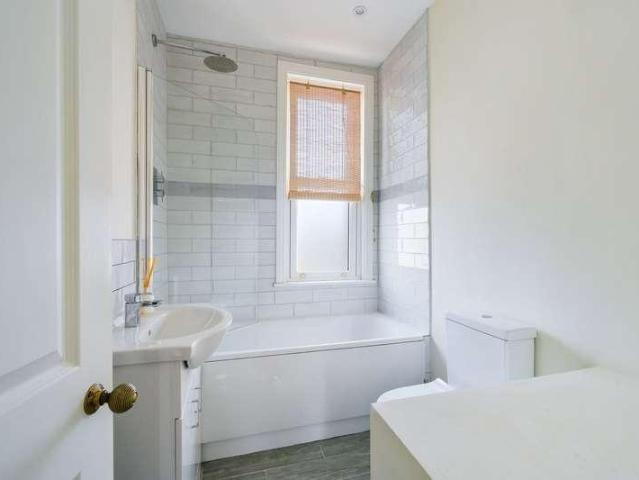 House for sale in Woodhatch, Red Hill