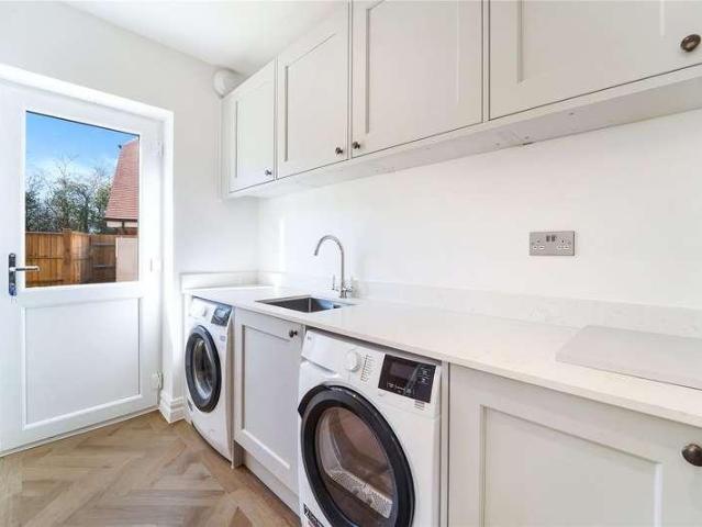 House for sale in Box Hill Village, Pachesham Park