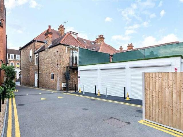 House for sale in Mill Hill, Greater London
