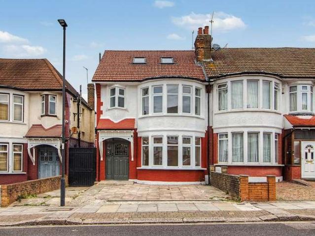 House for sale in Bowes, Greater London