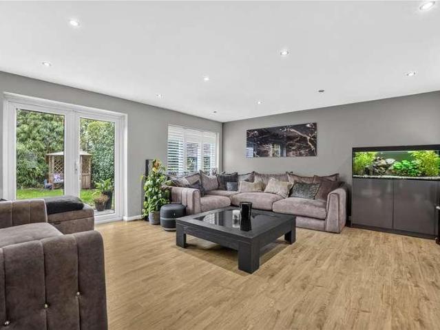 House for sale in West End, Heol-las