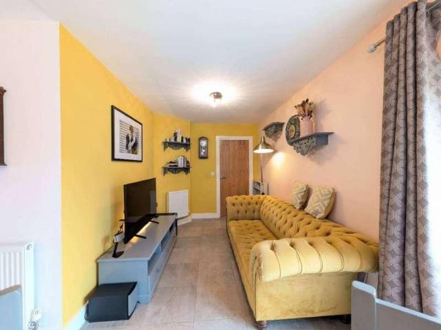 House for sale in Whetstone, Pinfold