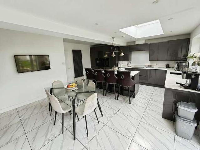 Flat for sale in Green Close, Warwickshire