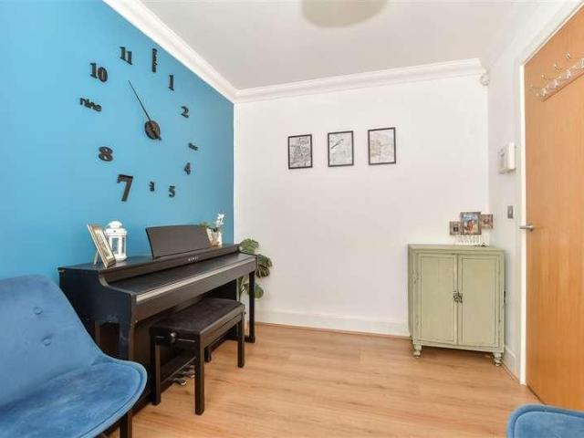 House for sale in Caterham Valley, Hillview