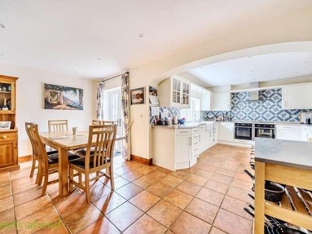 House for sale in Nutfield, Hillview