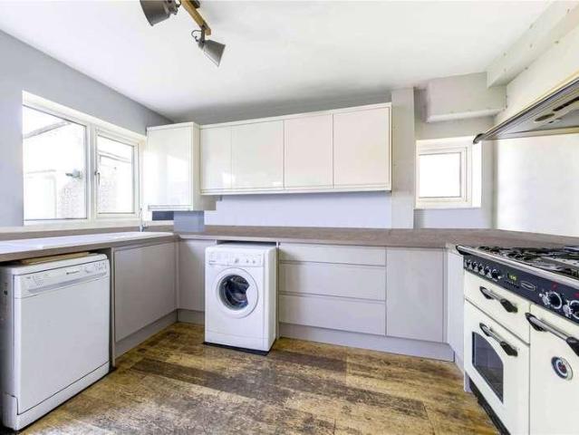 House for sale in Motspur Park, Greater London