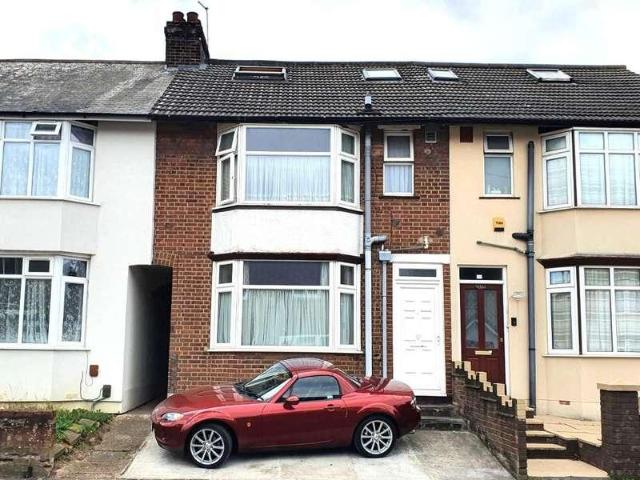 House for sale in Spring Park, Luton