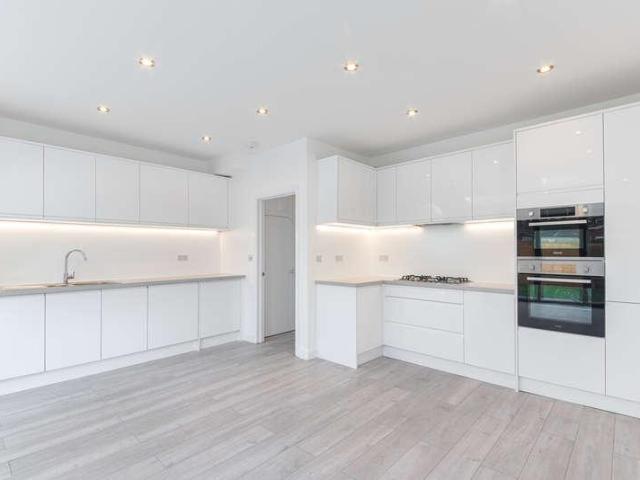 House for sale in Scotch Estate, Greater London