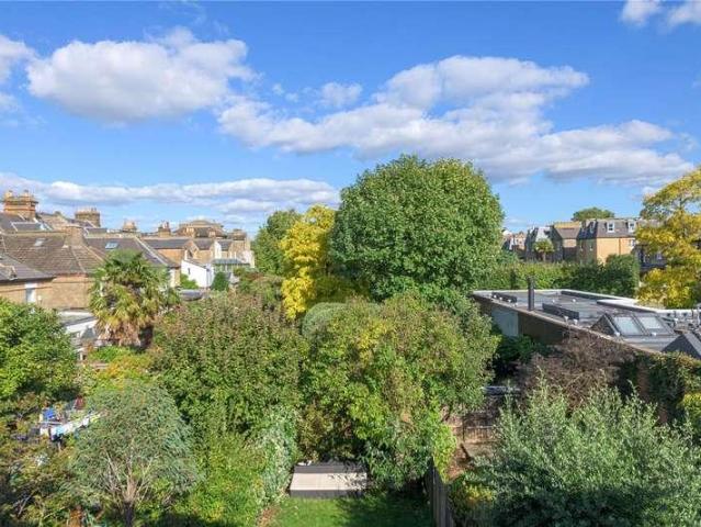 House for sale in Summerstown, Greater London