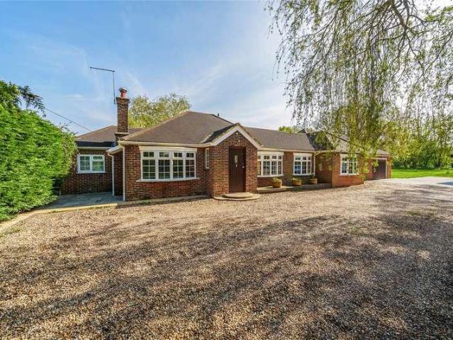 House for sale in Heol-las, Surrey