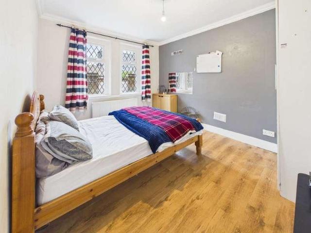 House for sale in Caterham on the Hill, Hillview
