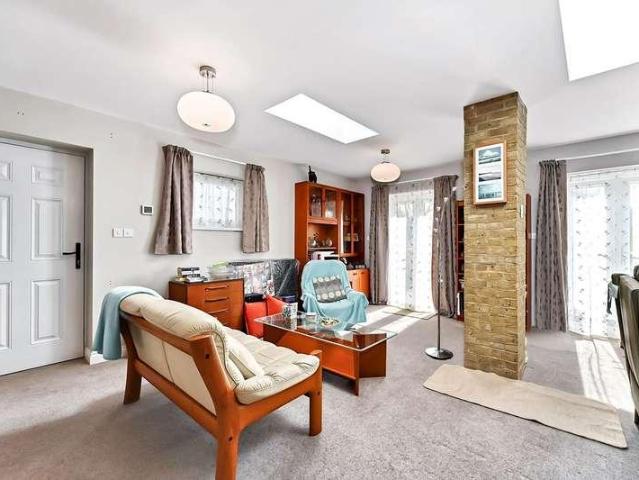 House for sale in Willesborough, Bridgefield