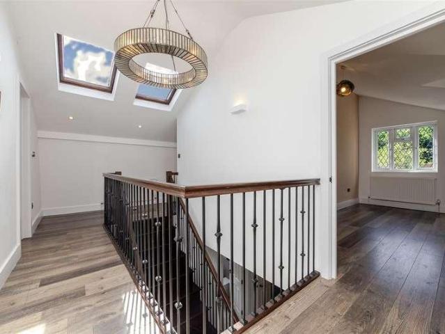 House for sale in How Wood, Five Acres
