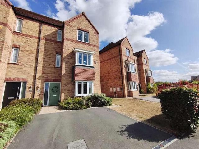 House for sale in Mapplewell, South Yorkshire