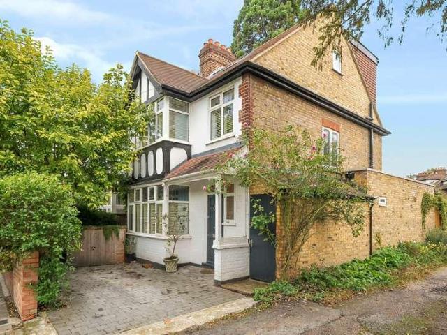House for sale in Teddington, Hampton Hill