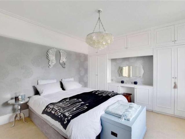 House for sale in East Greenwich, Greater London