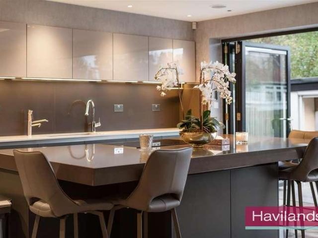 House for sale in Winchmore Hill, Greater London