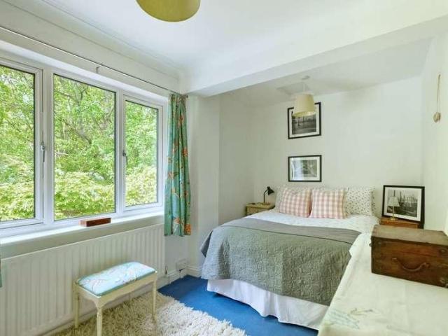 House for sale in Hillview, Surrey
