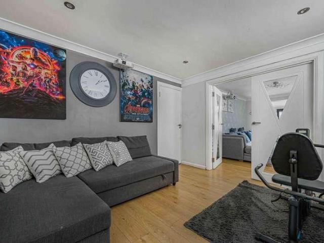 House for sale in Hillview, Surrey