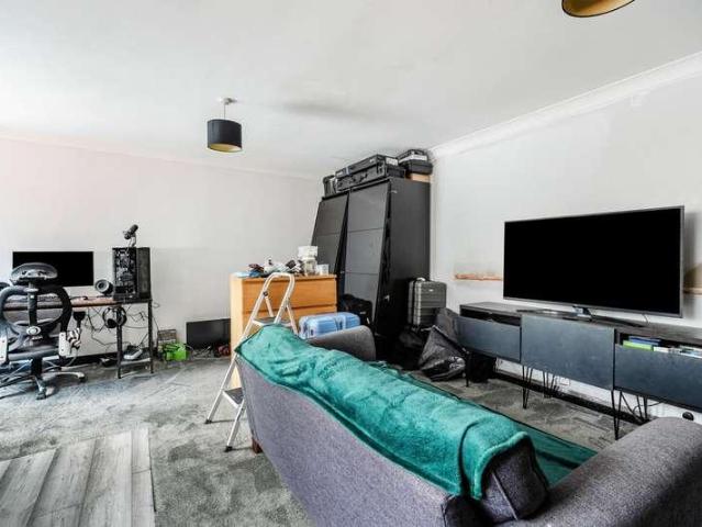 House for sale in Heol-las, Surrey