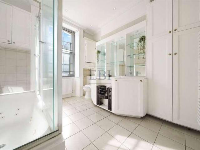 House for sale in Ratcliffe, Greater London