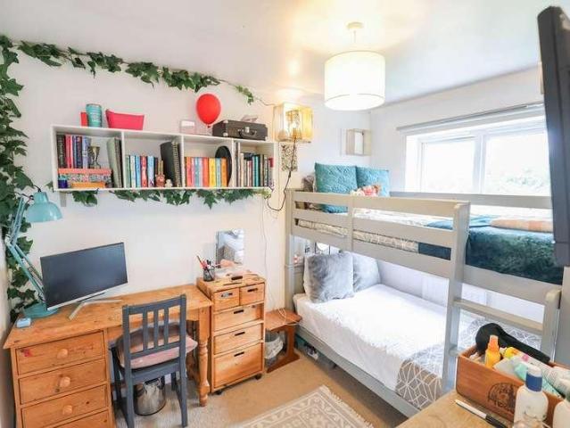 House for sale in Garlands